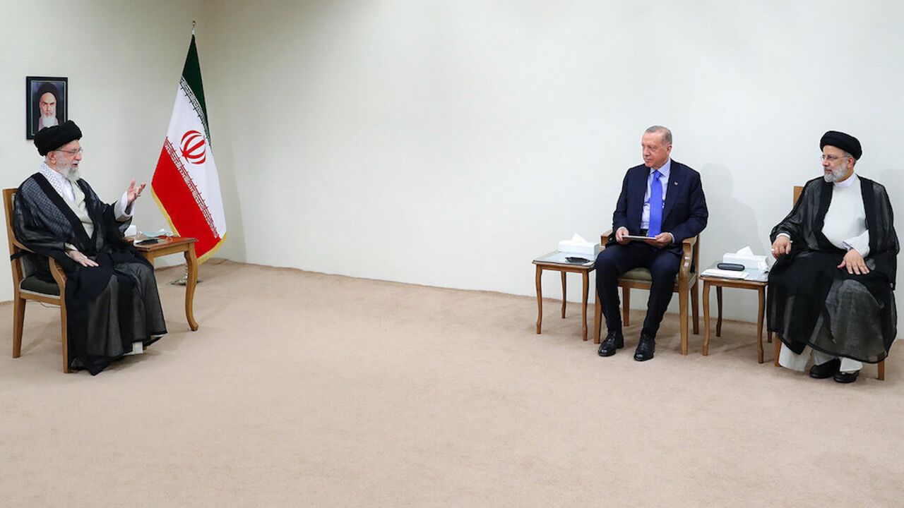 Turkish President Recep Tayyip Erdogan (C) meets with Iran’s Supreme Leader Ayatollah Ali Khamenei (R) in Tehran, on July 19, 2022.