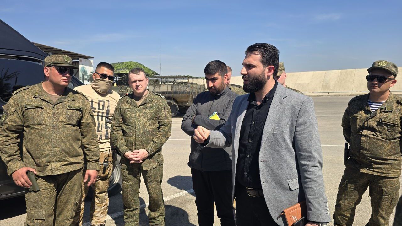 Jableh mayor Amjad Sultan (center right) at Hmeimim Base on March 16, 2025.