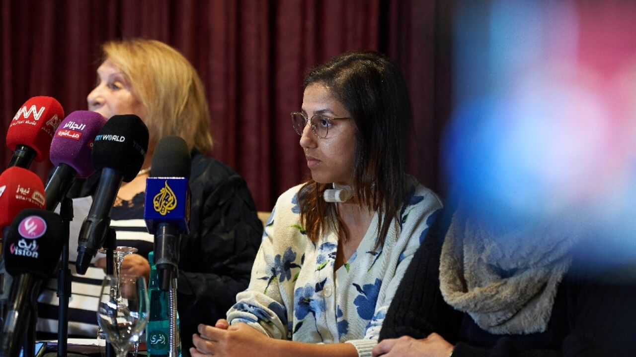 Saâda Arbane (d) pendant une conférence de presse aux côtés de son avocate algérienne, le 21 novembre 2024 à Alger Saâda Arbane (d) pendant une conférence de presse aux côtés de son avocate algérienne, le 21 novembre 2024 à Alger