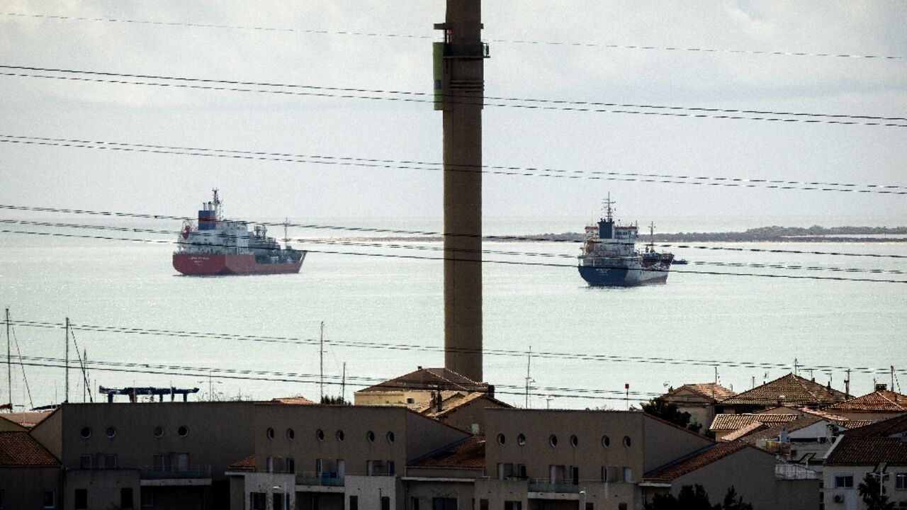 The dockers refused to load the ship at Fos-sur-Mer The dockers refused to load the ship at Fos-sur-Mer