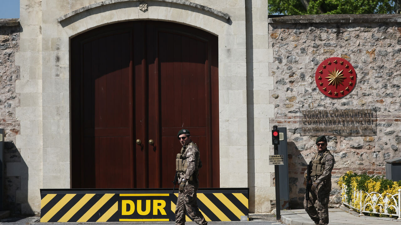 ISTANBUL, TURKEY - MAY 15: Turkish soldiers stand guard ahead of the arrival of Ukrainian, American and Russian delegates for Ukraine-Russia peace talks on May 15, 2025 at the office of Turkish President in Dolmabahce Palace in Istanbul, Turkey. Under pressure from the United States to negotiate with Russia, President Zelensky had challenged Russian President Vladimir Putin to meet him in Turkey today for direct negotiations, although Putin declined the invitation. Instead, delegates from the countries, as