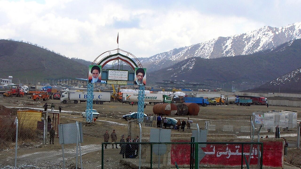 A general view shows the Iranian-Iraqi border crossing point of Bashmakh in the Kurdistan province, March 3, 2007.
