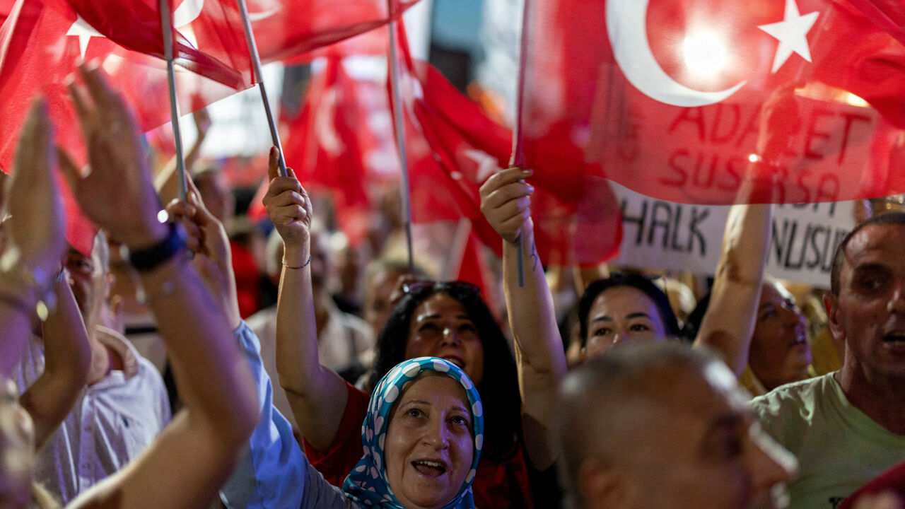 FILE PHOTO: Supporters of main opposition Republican People?s Party (CHP) attend a rally to protest against the arrest of Ekrem Imamoglu, the mayor of Istanbul and main rival of President Tayyip Erdogan, a day after the removal of the CHP's Istanbul provincial head Ozgur Celik by a court over alleged irregularities in a 2023 CHP provincial congress, in Istanbul, Turkey, September 3, 2025. REUTERS/Umit Bektas/File Photo