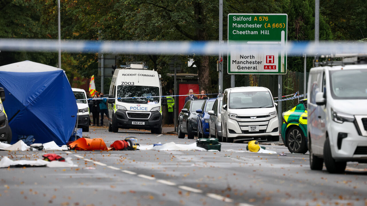British Prime Minister Keir Starmer and his wife Victoria Starmer visit the site of the Manchester synagogue attack, where multiple people were killed on Yom Kippur in what police have declared a terrorist incident, in north Manchester, Britain, October 3, 2025. REUTERS/Hannah McKay