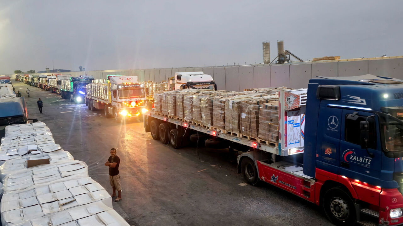 Trucks carrying humanitarian aid line up near the Rafah border crossing between Egypt and the Gaza Strip, amid the ongoing conflict between Israel and Hamas, in Rafah, Egypt, August 13, 2025. REUTERS/Stringer