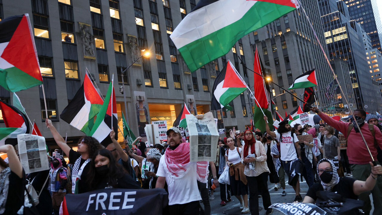 Demonstrators attend a pro-Palestinian protest on the day of the two-year anniversary of the attack on Israel by Hamas, in New York City, U.S., October 7, 2025. REUTERS/Shannon Stapleton