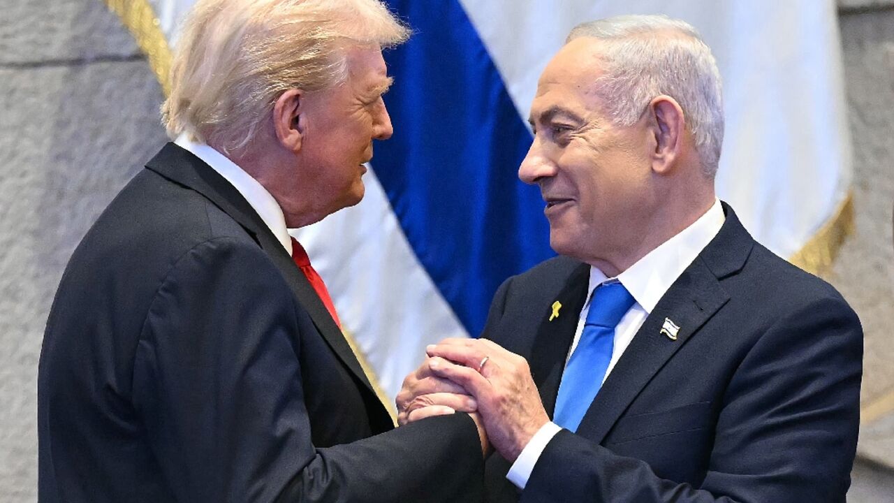 Israeli Prime Minister Benjamin Netanyahu (R) praised US President Donald Trump (L)