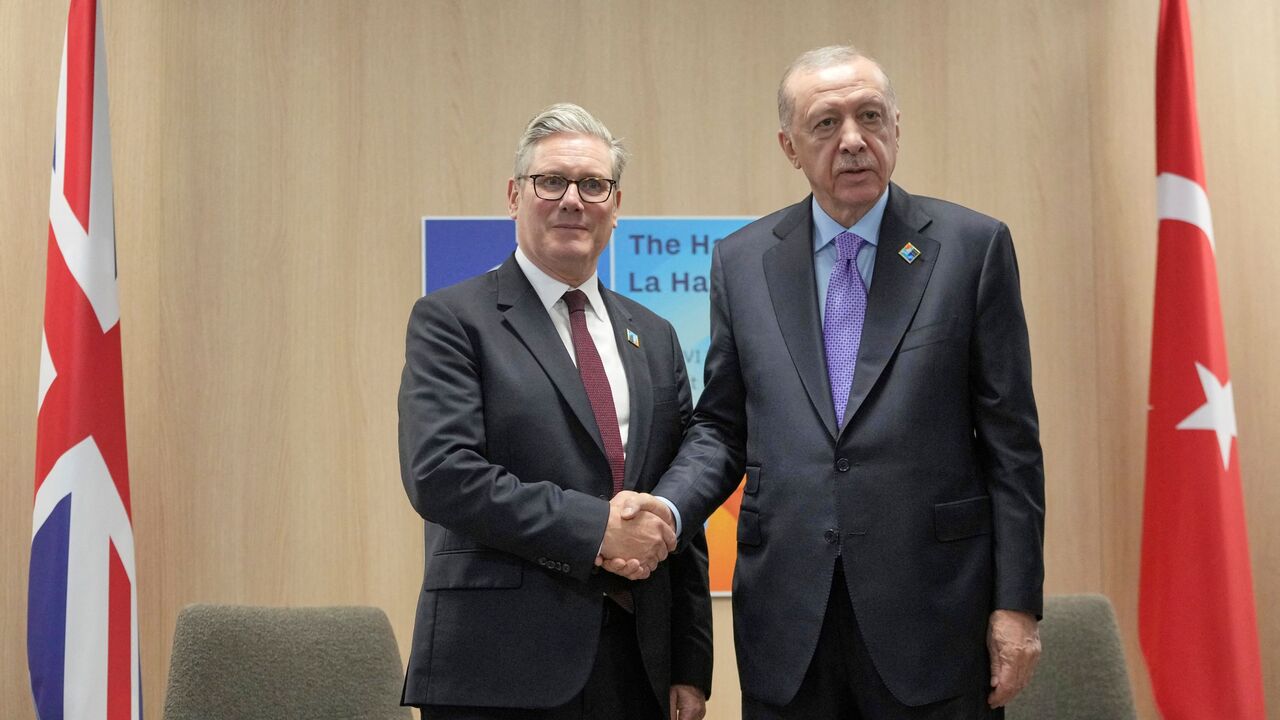 Britain's Prime Minister Keir Starmer (L) shakes hands with Turkey's President Recep Tayyip Erdogan prior to their meeting on the sideline of the North Atlantic Treaty Organization (NATO) summit in The Hague, on June 25, 2025. (Photo by Kin Cheung / POOL / AFP) (Photo by KIN CHEUNG/POOL/AFP via Getty Images)