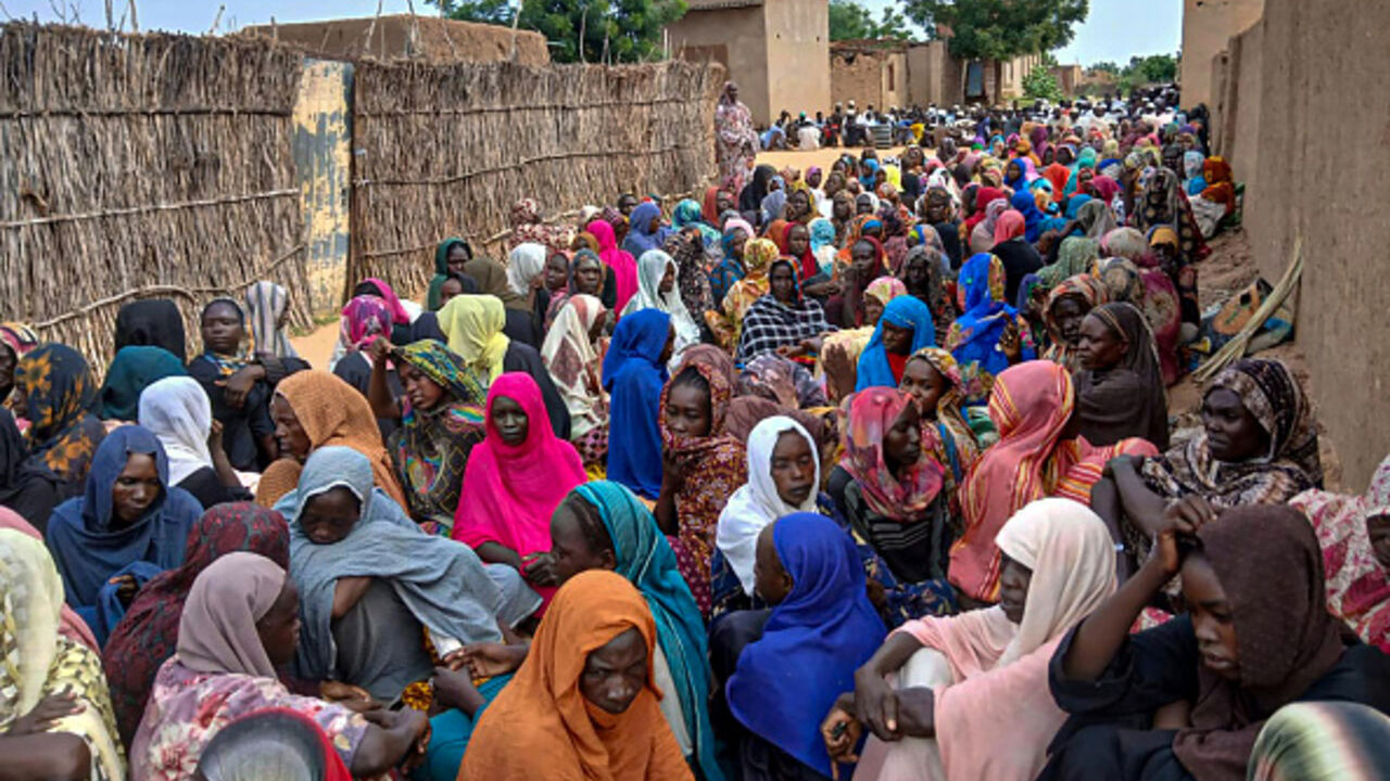 Sudanese residents gather to receive free meals in Al Fasher, a city besieged by Sudan's paramilitary Rapid Support Forces (RSF) for more than a year, in Darfur region, on August 11, 2025. RSF attacked a famine-hit refugee camp in North Darfur state on August 11, 2025, killing at least 40 civilians and injuring 19 others, rescuers said. Al-Fasher is the last city in the western Darfur region still held by the Sudanese army, at war with the paramilitary group since April 2023. (Photo by AFP) (Photo by STR/AF