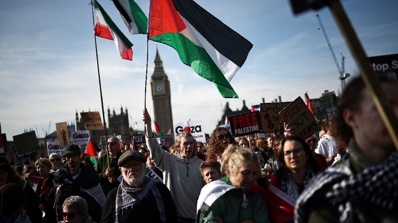 The colours of the Palestinian flag fringed the embankment of the River Thames in central London The colours of the Palestinian flag fringed the embankment of the River Thames in central London