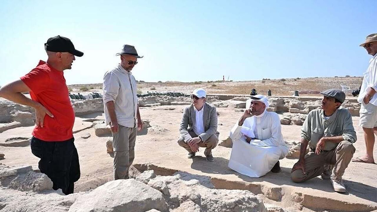 Mohammad bin Reda, assistant secretary-general for Kuwait’s Antiquities and Museums Sector at the National Council for Culture, Arts and Literature, meets with archaeologists at the site. (KUNA)