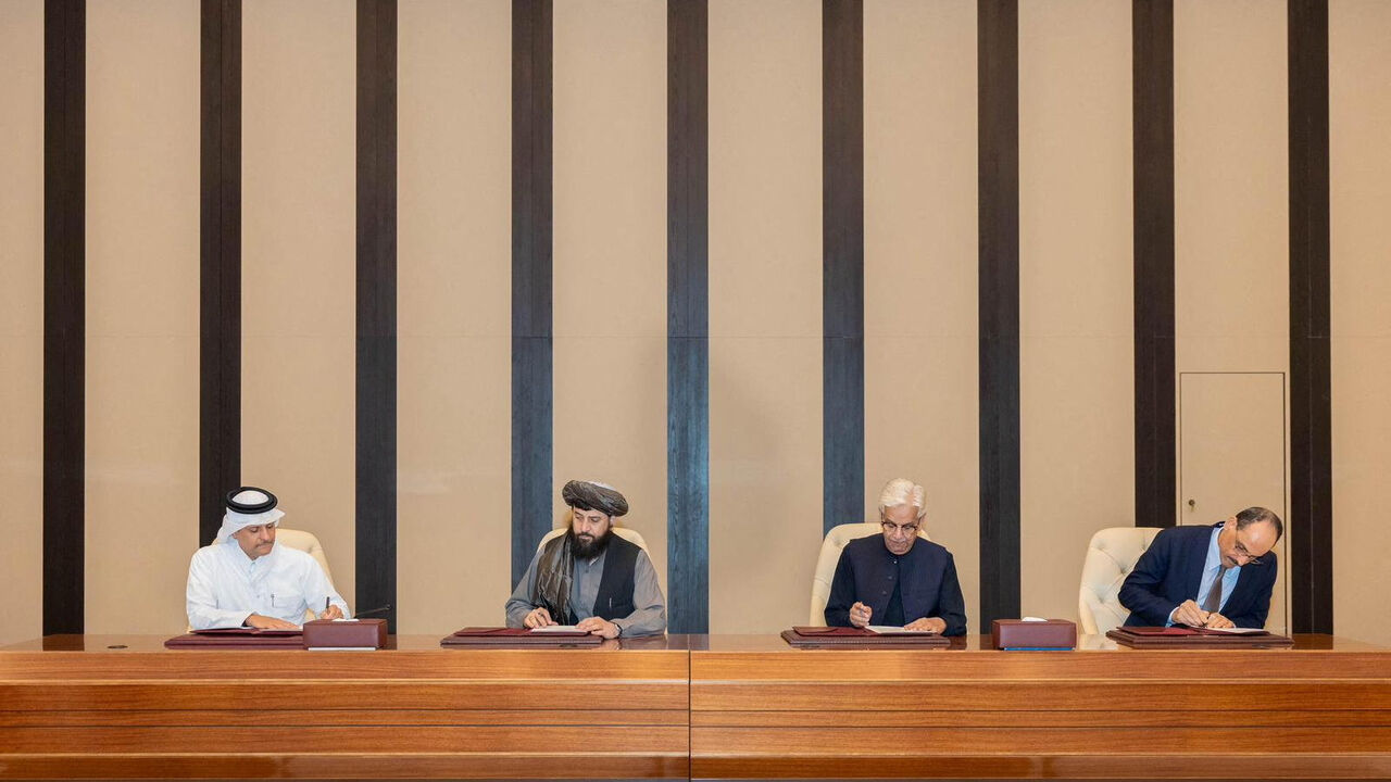 Afghan Defence Minister, Mullah Mohammad Yaqoob Mujahid and Pakistan's Defence Minister, Khawaja Muhammad Asif sign documents of a ceasefire agreement, during a negotations meeting mediated by Qatar and Turkey, in Doha, Qatar, October 19, 2025. Qatar Ministry Of Foreign Affairs/Handout via REUTERS
