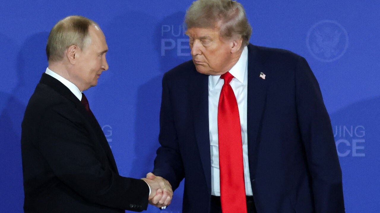 U.S. President Donald Trump and Russian President Vladimir Putin shake hands during a press conference following their meeting to negotiate an end to the war in Ukraine, at Joint Base Elmendorf-Richardson in Anchorage, Alaska, U.S., August 15, 2025. REUTERS/Jeenah Moon