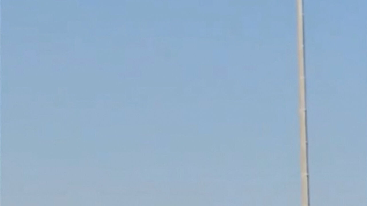 An Indian home-produced Tejas fighter jet loses altitude before crashing during an aerial display at the Dubai Air Show, in Dubai, United Arab Emirates, November 21, 2025, in this screengrab obtained from an eyewitness video. JIGNESH VARIYA via REUTERS