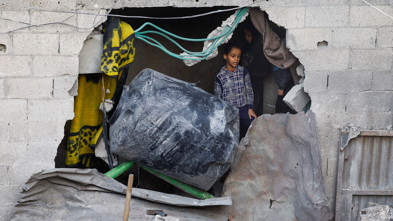 Palestinians inspect the site of Saturday's Israeli strike in the Central Gaza Strip, November 23, 2025. REUTERS/Mahmoud Issa
