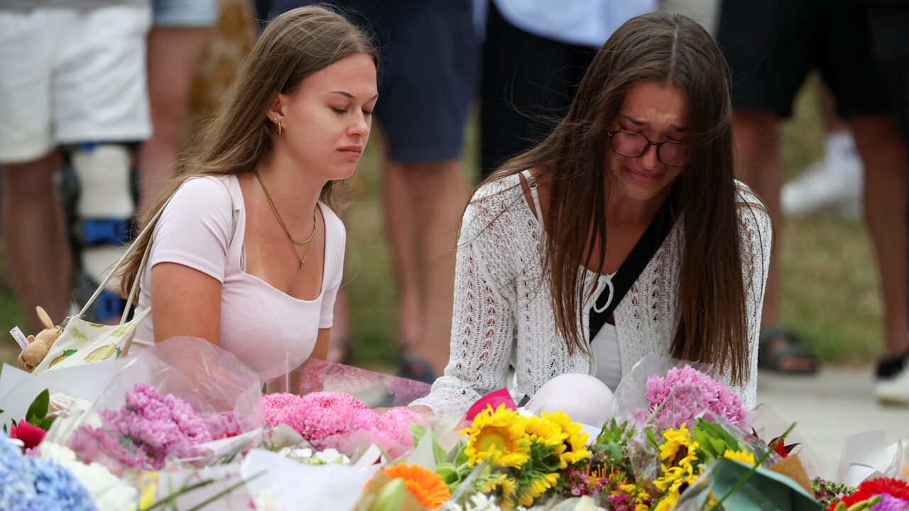 People pay respects at Bondi Pavilion to victims of a shooting during a Jewish holiday celebration at Bondi Beach, in Sydney, Australia, December 15, 2025. REUTERS/Hollie Adams