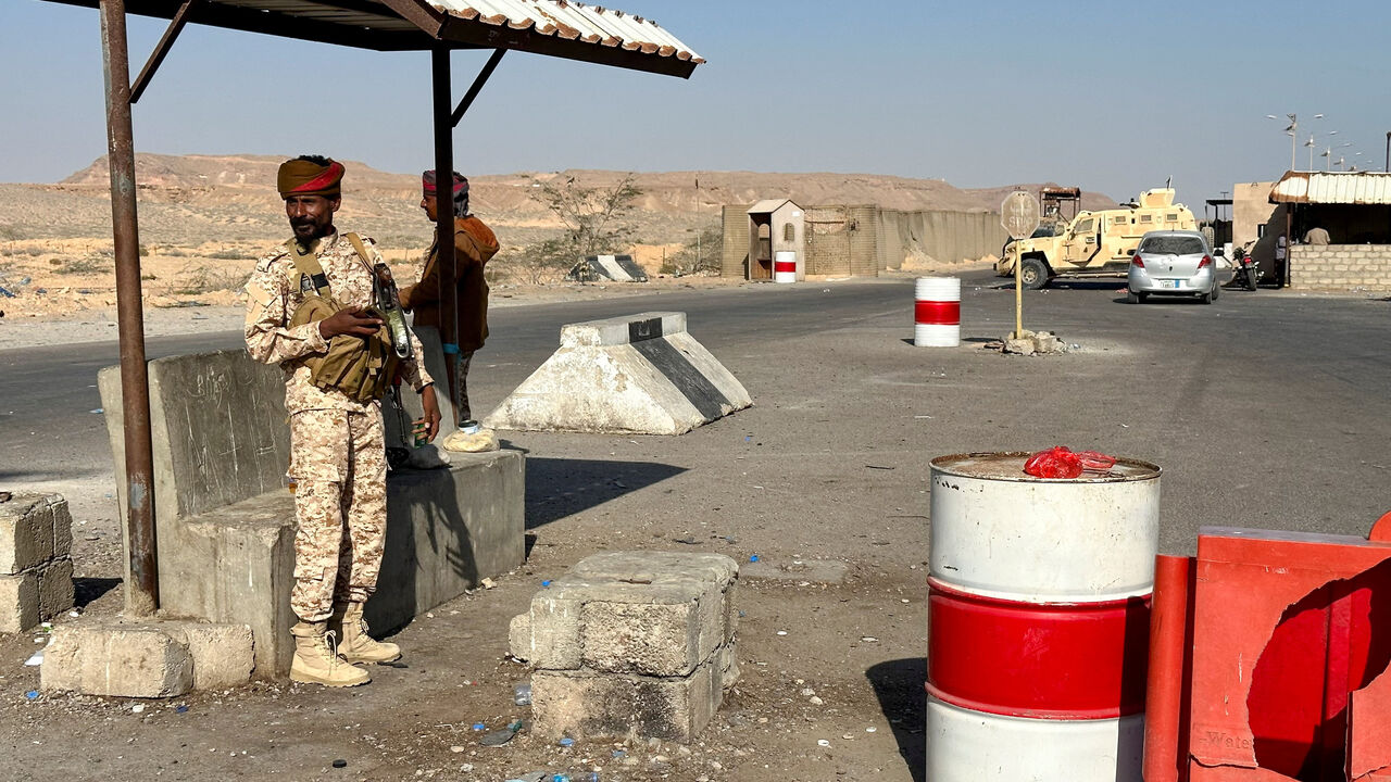 A government soldier stands at a checkpoint outside a military base in the Arabian Sea port city of Mukalla, as the Saudi-backed, internationally recognized government said it had retaken control of the key eastern port and capital of Hadramout province, from the southern separatists, Yemen January 4, 2026. REUTERS/Stringer
