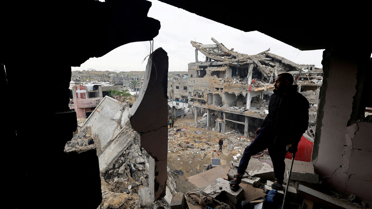 Palestinians inspect the site of Thursday's Israeli strike on a house, in the central Gaza Strip, January 9, 2026. REUTERS/Mahmoud Issa