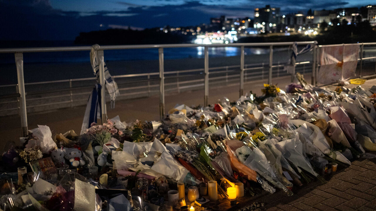 Flameless candles are lit for the victims of a mass shooting during a Jewish Hanukkah celebration at Bondi Beach on December 14, in Sydney, Australia, December 20, 2025. REUTERS/Eloisa Lopez
