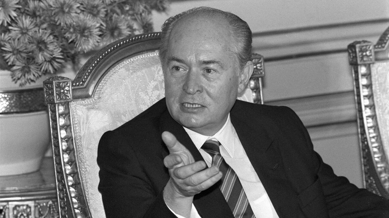FILE PHOTO: Cypriot President George Vassiliou speaks at a press conference about improving trade relations between Cyprus and Egypt in Cairo on November 22, 1989. REUTERS/Aladin Abdel-nabi 90001033/File Photo