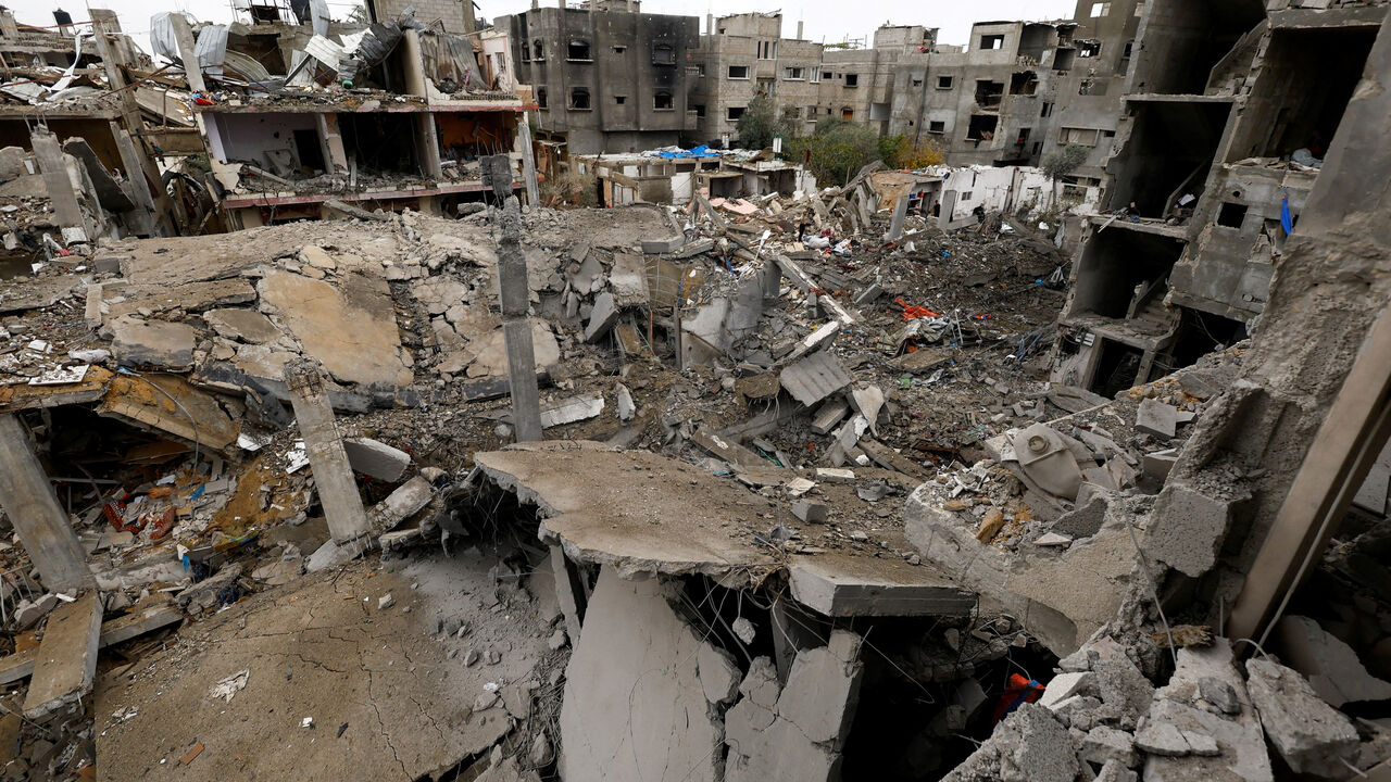 FILE PHOTO: Rubble lies at the site of an Israeli strike on a house, in the central Gaza Strip, January 9, 2026. REUTERS/Mahmoud Issa/File Photo