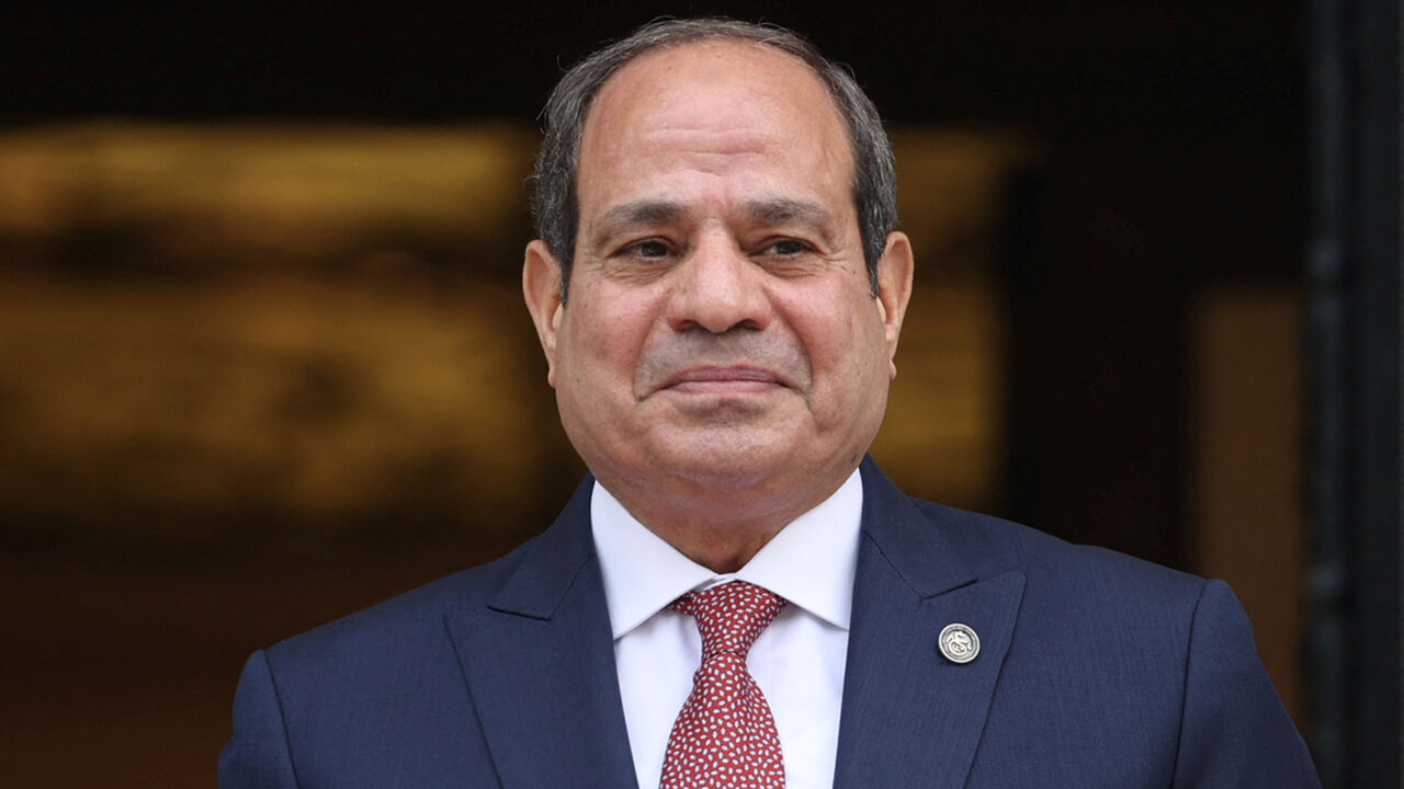 Egypt’s President Abdel Fattah al-Sisi poses next to Greek Prime Minister Kyriakos Mitsotakis (not pictured) in Athens, Greece, May 7, 2025. REUTERS/Louisa Gouliamaki