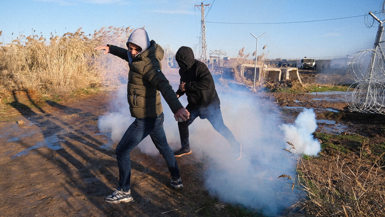 Pro-Kurdish protesters clash with soldiers as they attempt to cross to the Kurdish-controlled northeastern Syrian city of Qamishli during a demonstration in support of Syrian Kurds and against recent military clashes between the Syrian army and Kurdish forces, in Nusaybin, southeastern Turkey, January 20, 2026. REUTERS/Ensar Ozdemir