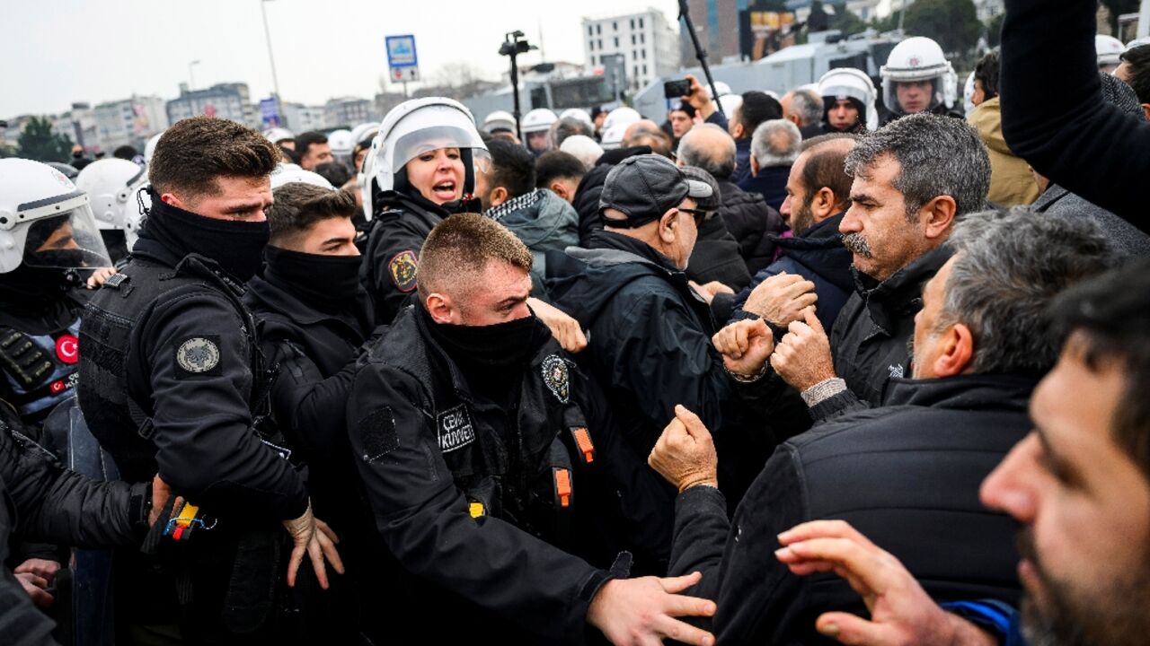 In Istanbul, protesters clashed with police who tried to prevent a demon in solidarity with Kurds in northern Syria