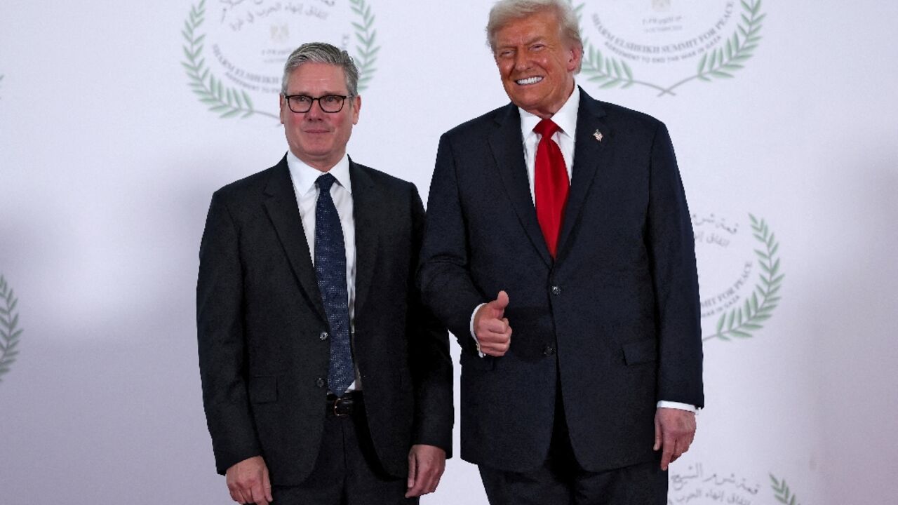 US President Donald Trump (R) has flip-flopped on his support for the Chagos Island deal 