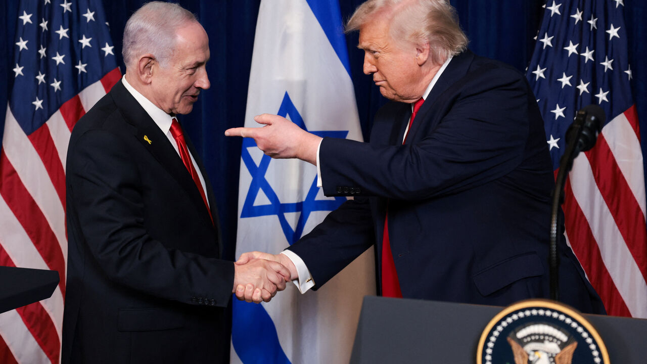 U.S. President Donald Trump points his finger towards Israeli Prime Minister Benjamin Netanyahu as they shake hands during a press conference after meeting at Trump’s Mar-a-Lago club in Palm Beach, Florida, U.S., December 29, 2025. REUTERS/Jonathan Ernst