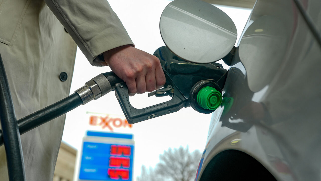A man pumps gas at an Exxon station as the price of oil and gas has surged amid the U.S.-Israeli conflict with Iran, in Washington, D.C., U.S., March 5, 2026. REUTERS/Ken Cedeno