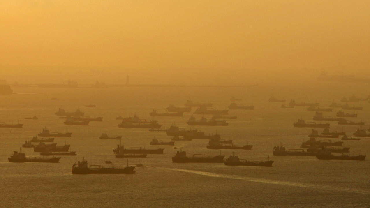 FILE PHOTO: Shipping vessels and oil tankers line up on the eastern coast of Singapore in this July 22, 2015.  REUTERS/Edgar Su/File Photo/File Photo