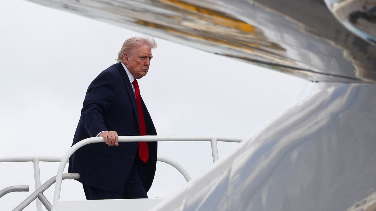 U.S. President Donald Trump embarks Air Force One as he departs to Dover, Delaware, from Miami, Florida, U.S., March 7, 2026. REUTERS/Kevin Lamarque