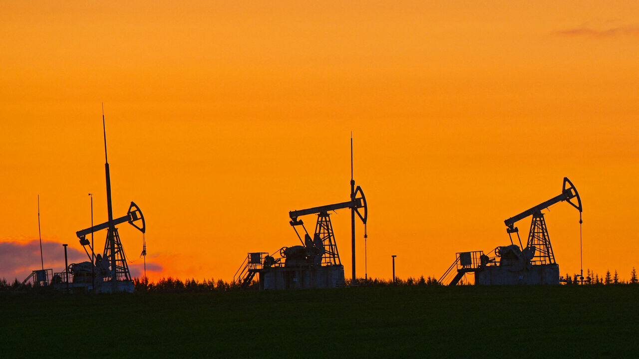 A view shows oil pump jacks outside Almetyevsk in the Republic of Tatarstan, Russia June 4, 2023. REUTERS/Alexander Manzyuk