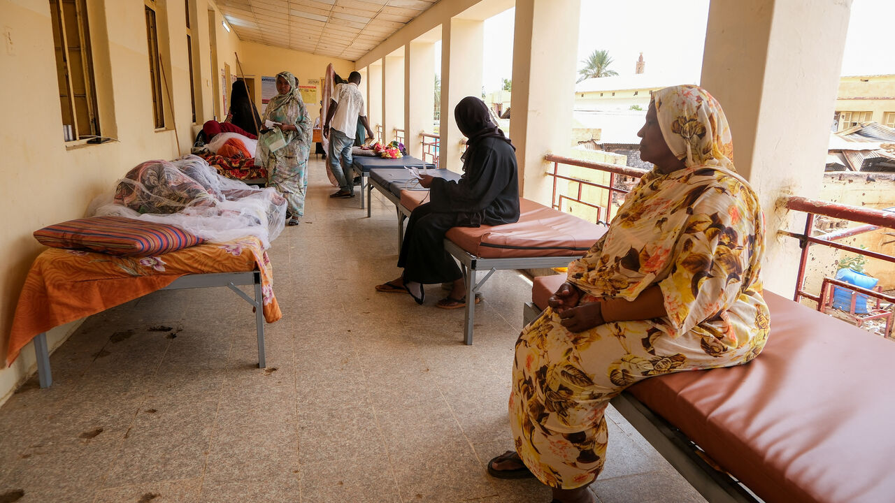 FILE PHOTO: Sudanese women sit on beds while monitoring their family members treated for dengue fever at Omdurman Hospital, as Sudan grapples with outbreaks of dengue and cholera amid the annual rainy season and a collapsed healthcare and infrastructure system, in Khartoum, Sudan, September 23, 2025. REUTERS/El Tayeb Siddig/File Photo