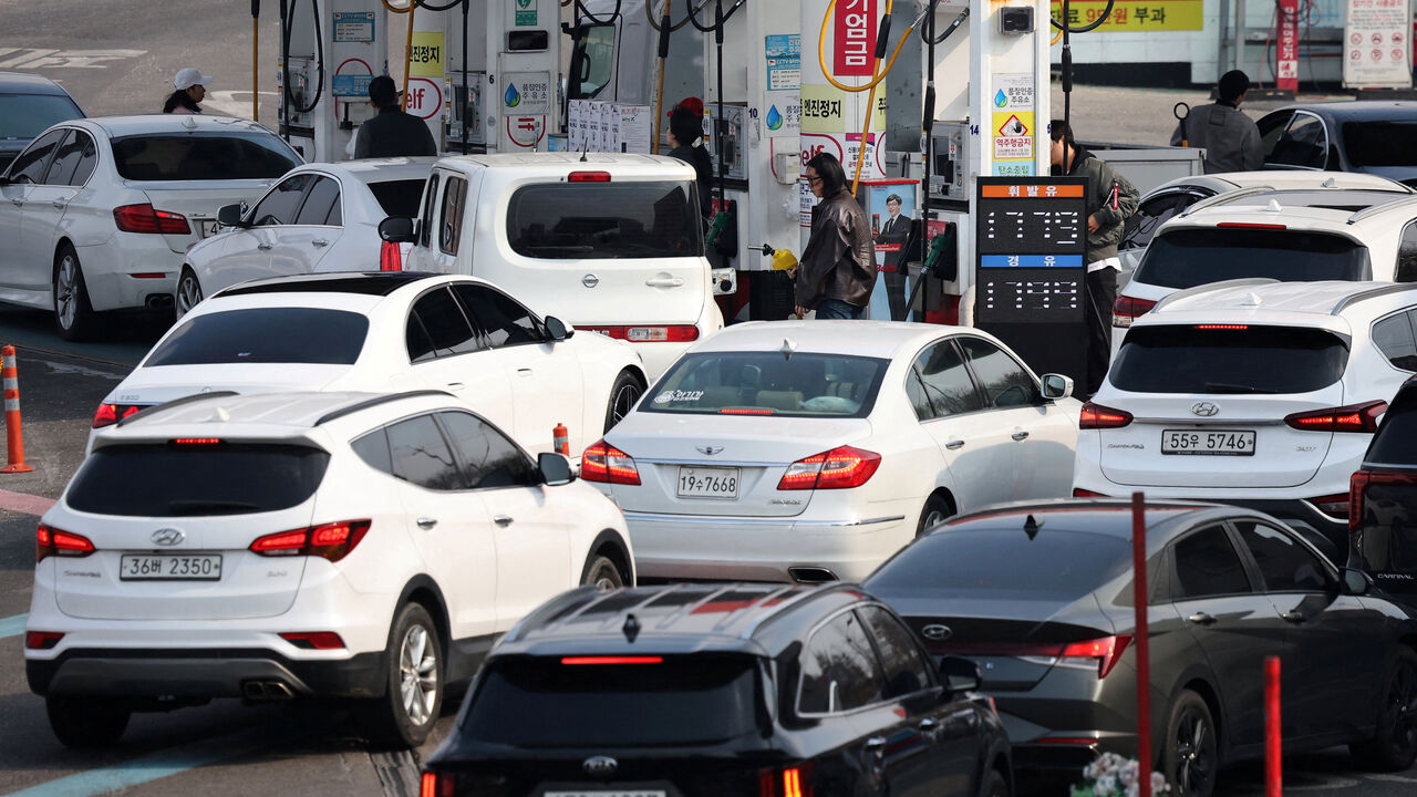 FILE PHOTO: Cars line up at a gas station in Seoul, South Korea, March 9, 2026. REUTERS/Kim Hong-Ji/File Photo