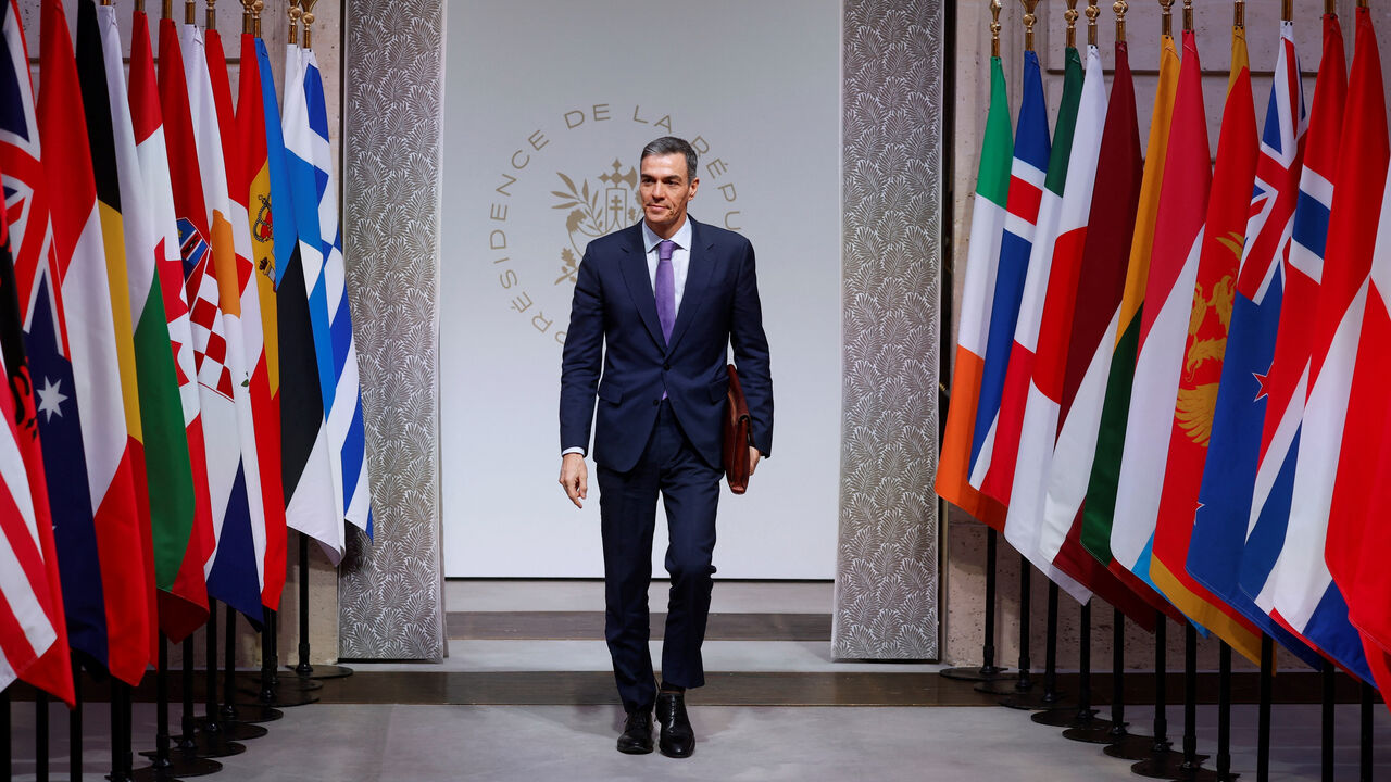 Spanish Prime Minister Pedro Sanchez arrives for the Coalition of the Willing summit at the Elysee Palace in Paris, France January 6, 2026. YOAN VALAT/Pool via REUTERS