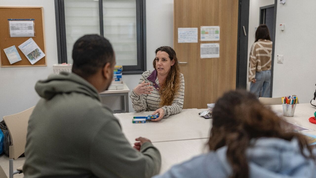 Therapist Shani Volovic Shushan plays cards with patients at the Shalvata Mental Health Centre