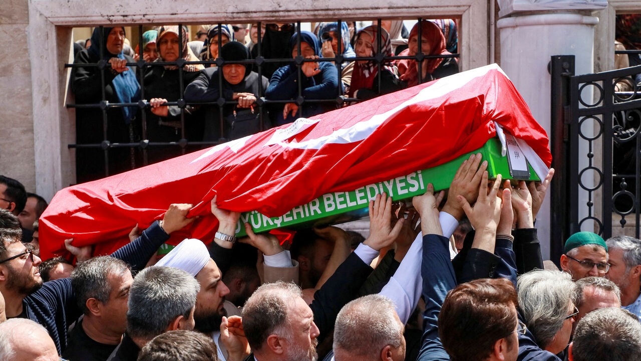 FILE PHOTO: People carry the coffin of a victim of a school shooting during the funeral prayers at a mosque in Kahramanmaras, Turkey, April 16, 2026. REUTERS/Ensar Ozdemir/File Photo
