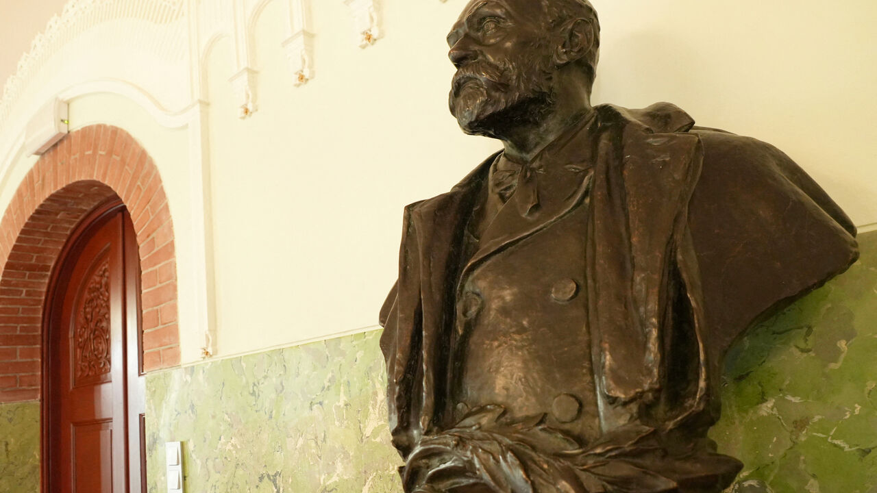 A bust of Alfred Nobel is placed at the Norwegian Nobel Institute, where the laureate of the Nobel Peace Prize is announced, in Oslo, Norway, October 10, 2025. REUTERS/Tom Little
