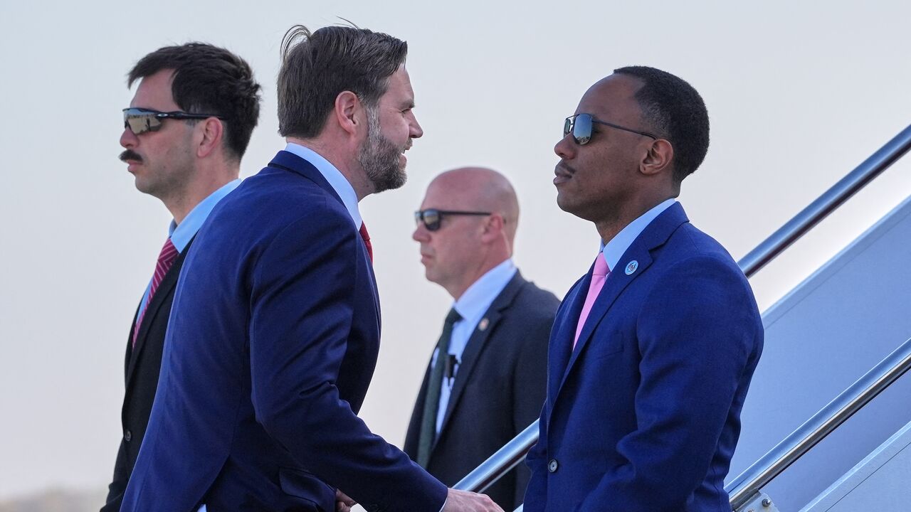 Vance boards Air Force Two