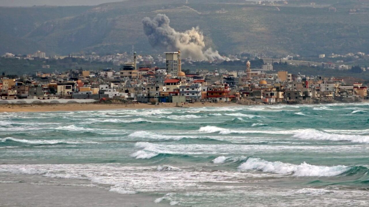 Israel launched new airstrikes against Hezbollah in southern Lebanon