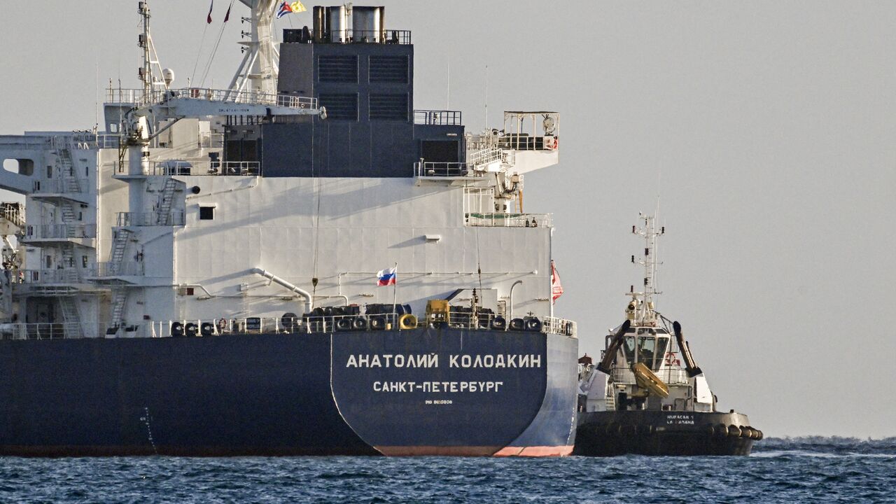 A tugboat guides the Russian oil tanker Anatoly Kolodkin as it arrives at the oil terminal in the port of Matanzas, northwestern Cuba, on March 31, 2026. 