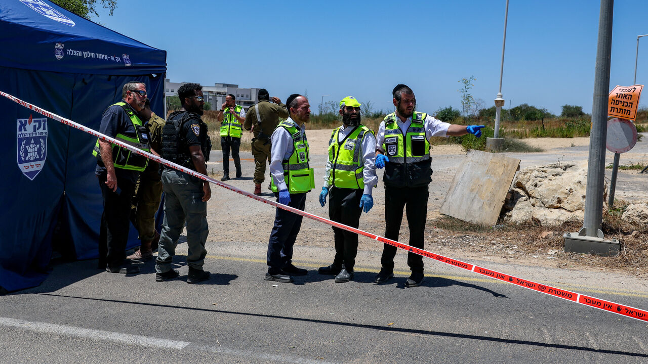 Israeli emergency personnel work at the scene of what Israeli police say was a series of shooting attacks in central Israel June 7, 2026. REUTERS/Ronen Zvulun