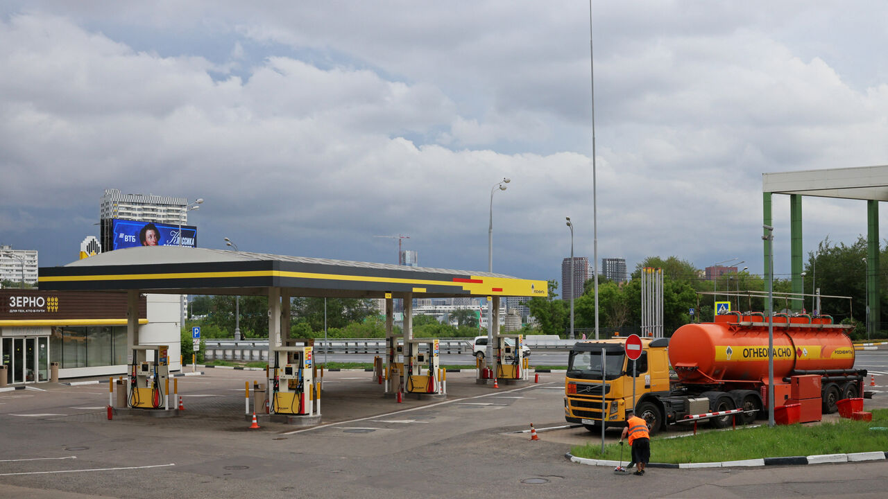 A tanker truck is parked at a Rosneft petrol station in Moscow, Russia June 22, 2026. REUTERS/Stringer