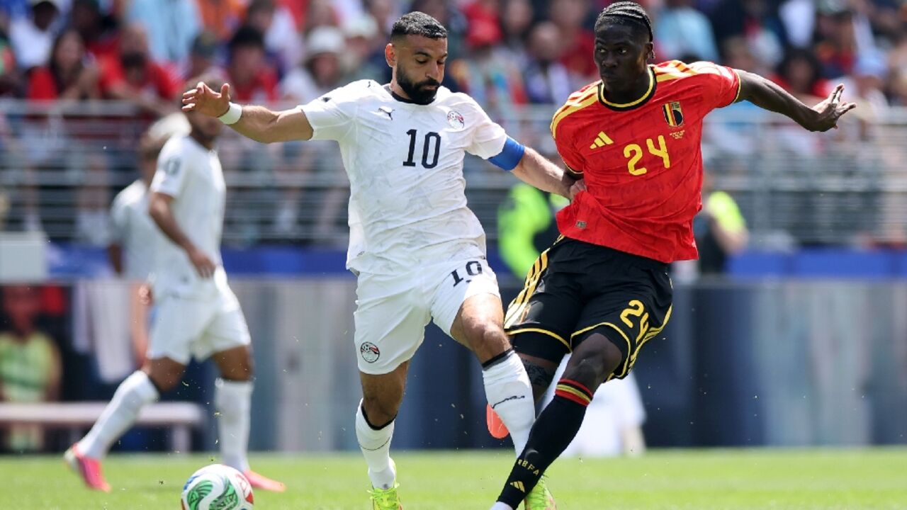 Mohamed Salah (L) battles with Amadou Onana