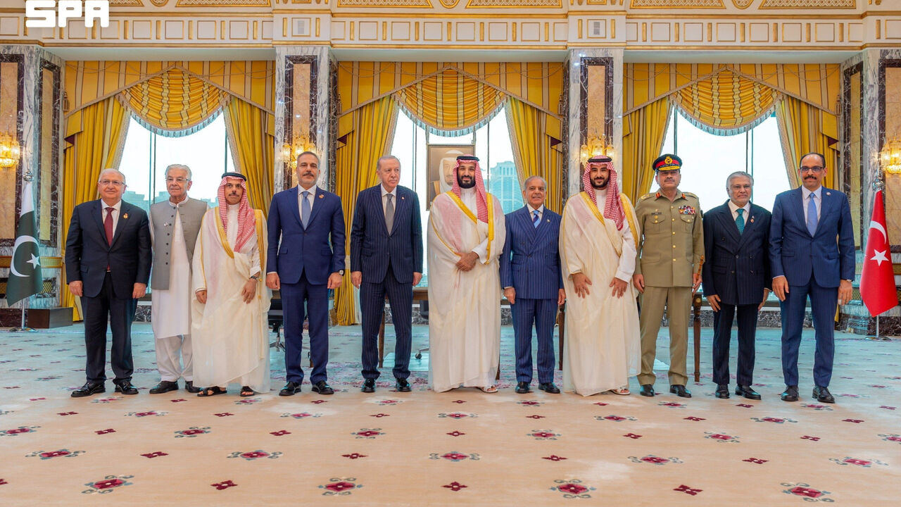 Turkish President Tayyip Erdogan, Saudi Crown Prince Mohammed bin Salman, and Pakistan's Prime Minister Shehbaz Sharif, accompanied by their ministers of Foreign Affairs and Defence, pose after signing a joint defence agreement in Mecca, Saudi Arabia, August 7, 2026. Saudi Press Agency/Handout via REUTERS ATTENTION EDITORS - THIS PICTURE WAS PROVIDED BY A THIRD PARTY.  WATERMARK FROM SOURCE