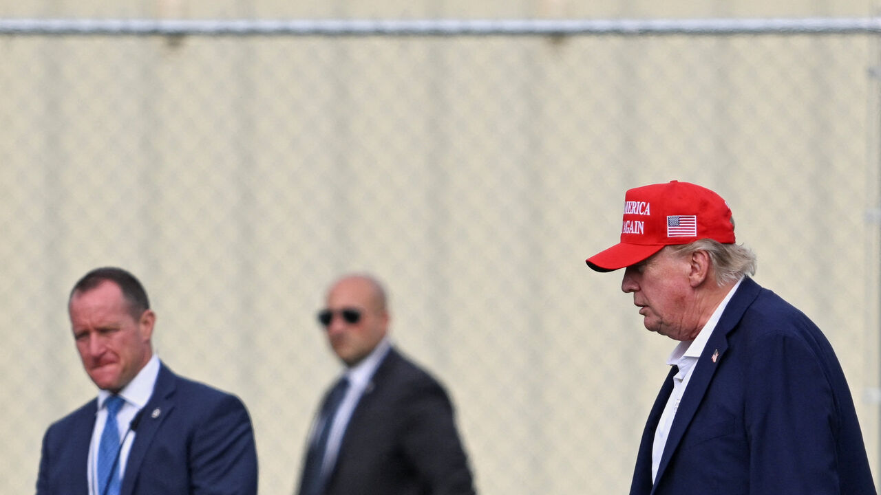 U.S. President Donald Trump walks from Marine One to a vehicle at the Ellipse near the White House, in Washington, D.C., U.S., August 16, 2026. REUTERS/Annabelle Gordon