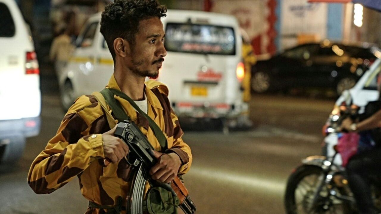 A member of the security forces of the internationally-recognised Yemeni government mans a checkpoint on a street in Taiz