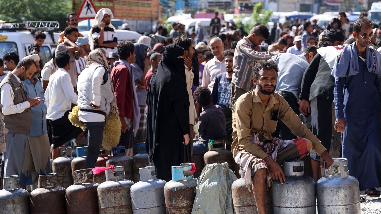 Yemenis line up to refill gas bottles at a refilling station in Taiz, on Oct. 19, 2026.